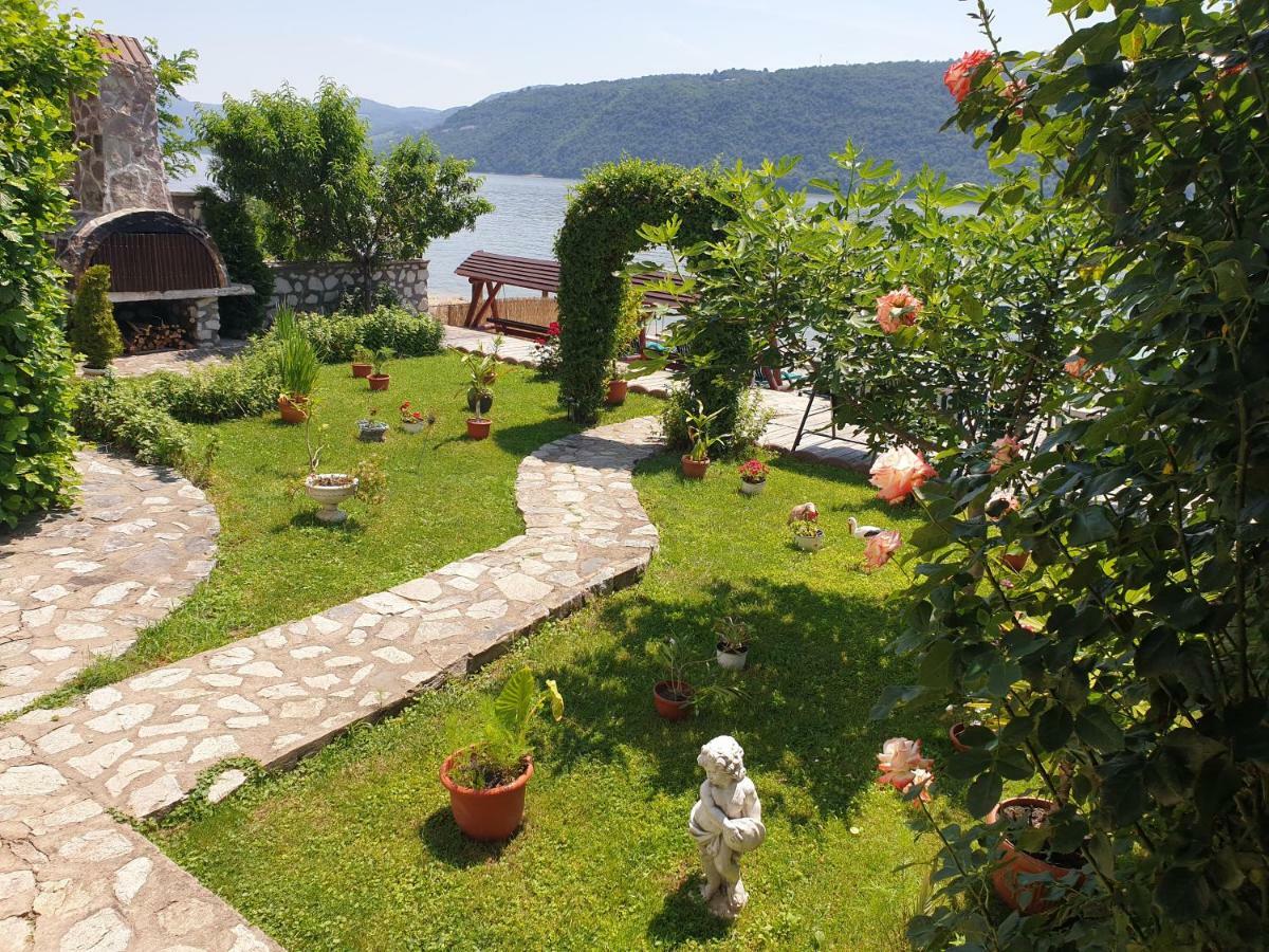 Casa Ana Serena Ieşelniţa Exterior foto
